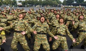 6a3ce90ccf61f-calon-manajer-koperasi-desa-merah-putih-kdmp-saat-latihan-dasar-kemiliteran_gemini_1265_711