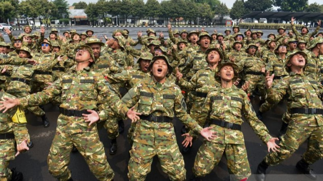 6a3ce90ccf61f-calon-manajer-koperasi-desa-merah-putih-kdmp-saat-latihan-dasar-kemiliteran_gemini_1265_711